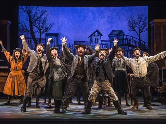 Hegedűs a háztetőn